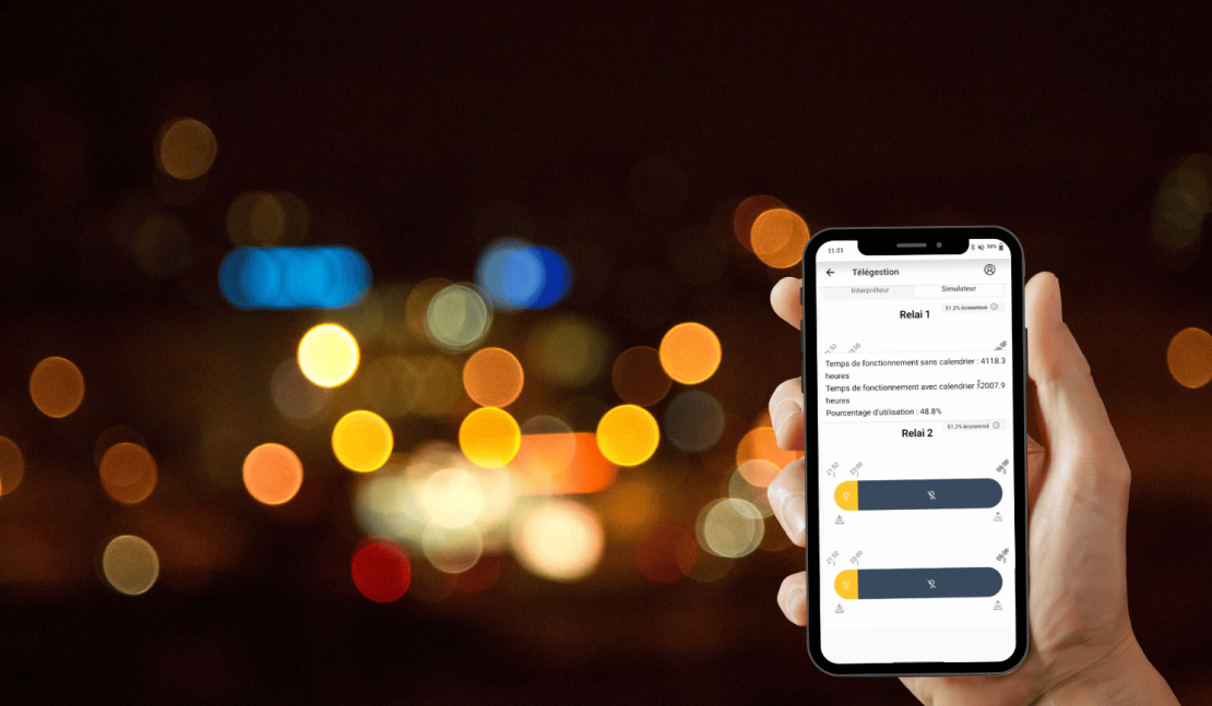 Gestion de l'éclairage nocturne grâce à l'application mobile, main tenant le portable