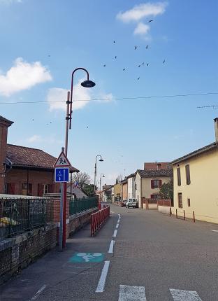 Luminaire équipé Kara en rue dans un village du Tarn